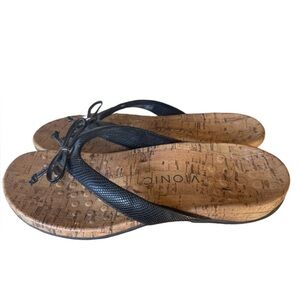 SOLD.  VIONIC ladies black bowtie, flip-flop very good condition size 6